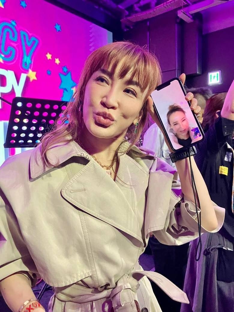 李玟手术后靠助行器代步 2原因无法坐轮椅