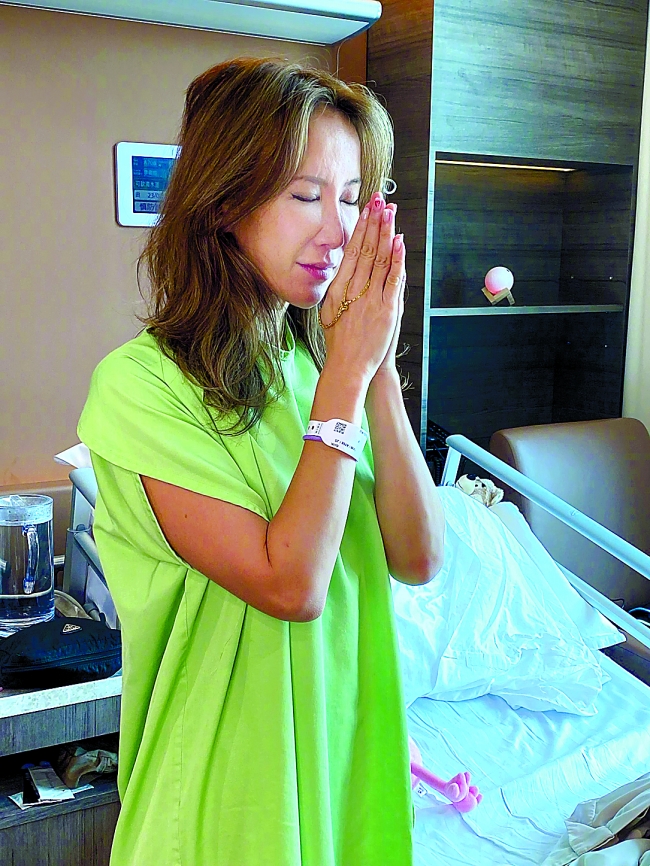 李玟手术后靠助行器代步 2原因无法坐轮椅