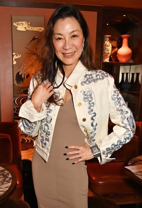 杨紫琼伦敦办奥斯卡庆功宴 艾莉安娜晒贴脸合照