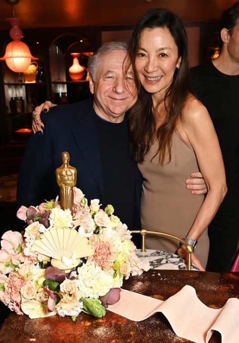 杨紫琼伦敦办奥斯卡庆功宴 艾莉安娜晒贴脸合照