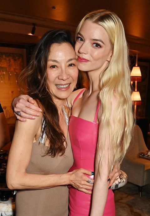 杨紫琼伦敦办奥斯卡庆功宴 艾莉安娜晒贴脸合照