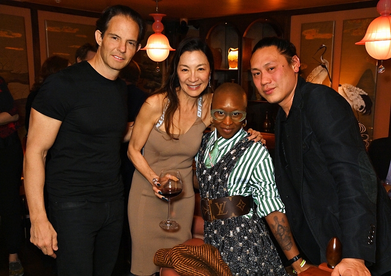 杨紫琼伦敦办奥斯卡庆功宴 艾莉安娜晒贴脸合照