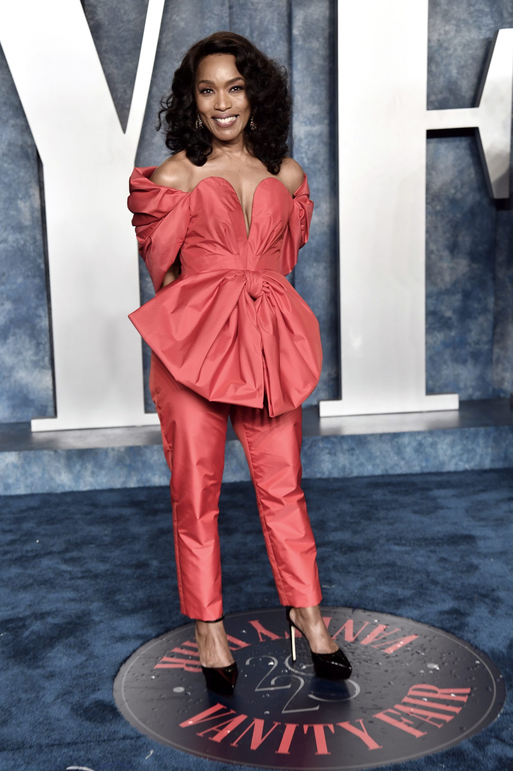 杨紫琼封后相拥黑寡妇 美联社低俗推文挨轰下流