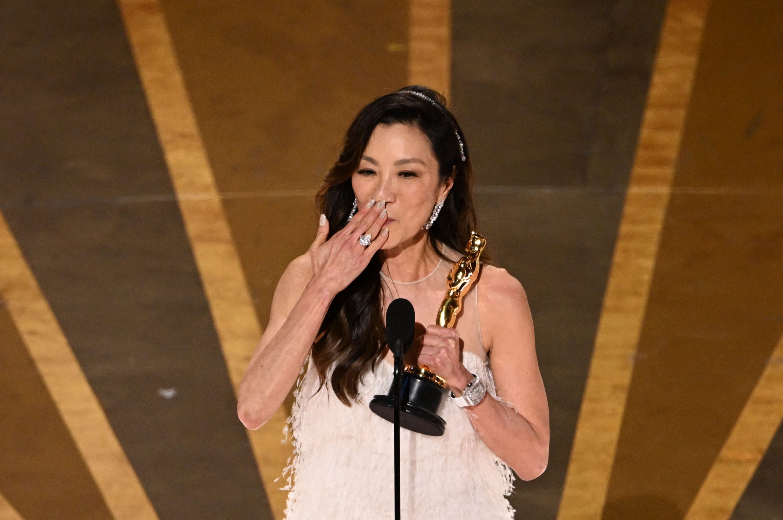 杨紫琼封后被称华人之光  黄秋生质疑用词获赞