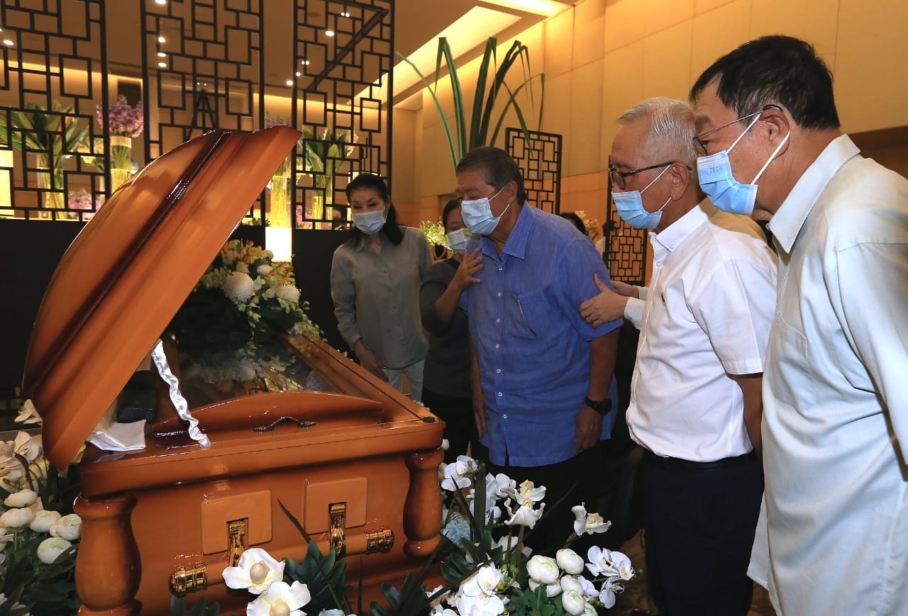 林良实坐轮椅前来拜祭·搀扶下站起来瞻仰李三春遗容