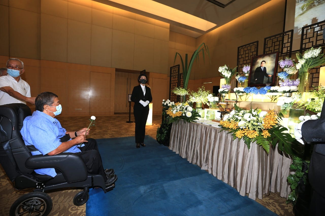 林良实坐轮椅前来拜祭·搀扶下站起来瞻仰李三春遗容