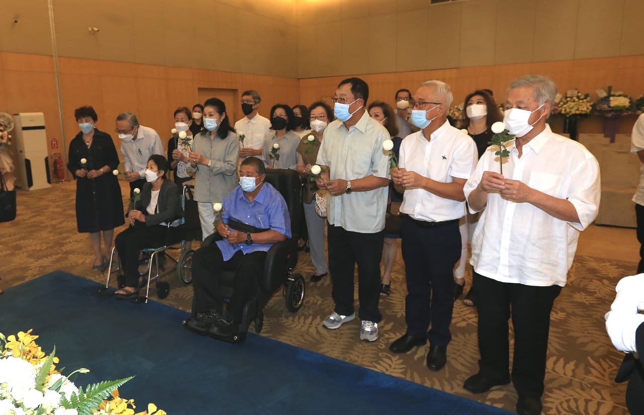 林良实坐轮椅前来拜祭·搀扶下站起来瞻仰李三春遗容