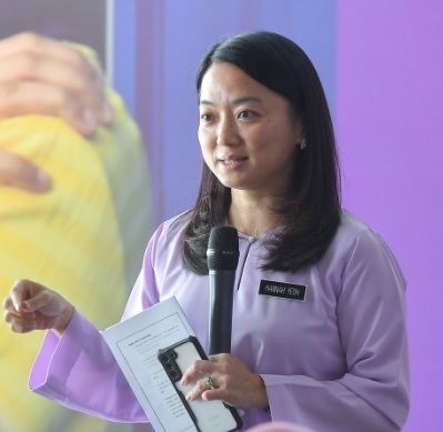 柔王储促体育场换优质草皮 “每年能花几千万 为何不换90万草皮?”