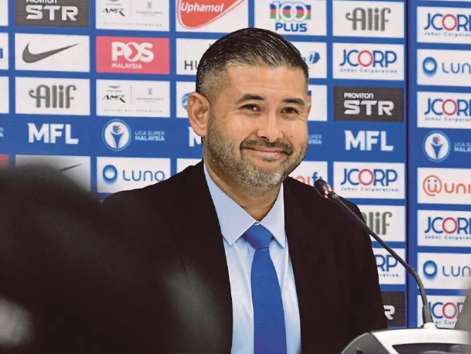 柔王储促体育场换优质草皮 “每年能花几千万 为何不换90万草皮?”