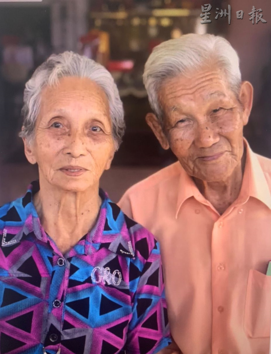 柔︰欢庆70周年白金婚 华裔夫妇办自助餐请全村