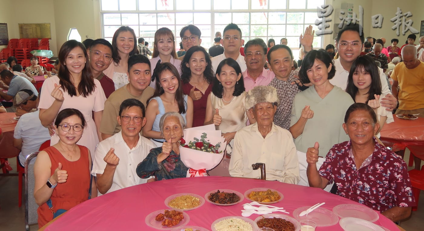 柔︰欢庆70周年白金婚 华裔夫妇办自助餐请全村