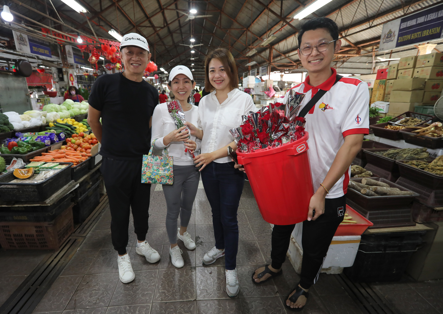柔: 屋顶破损漏水 电箱进水短路 柔佛再也花园巴刹 残旧