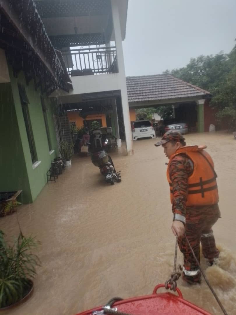 柔: 连日降雨河水高涨成灾 消拯员救援新山附近灾民