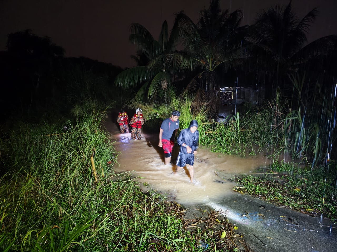 柔: 连日降雨河水高涨成灾 消拯员救援新山附近灾民