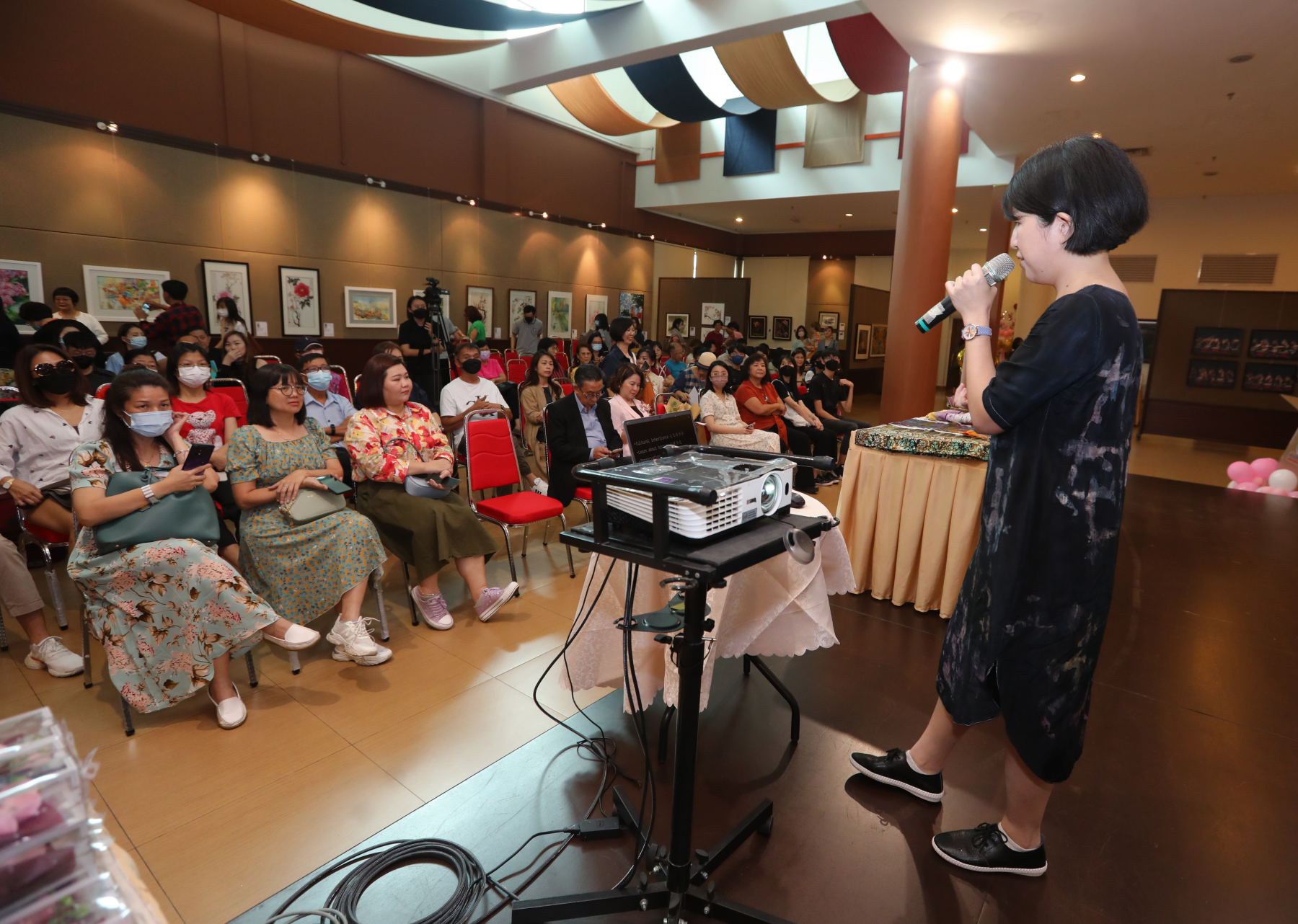 柔:“艺采风华”艺术特展开幕 38人创作 收入捐南大