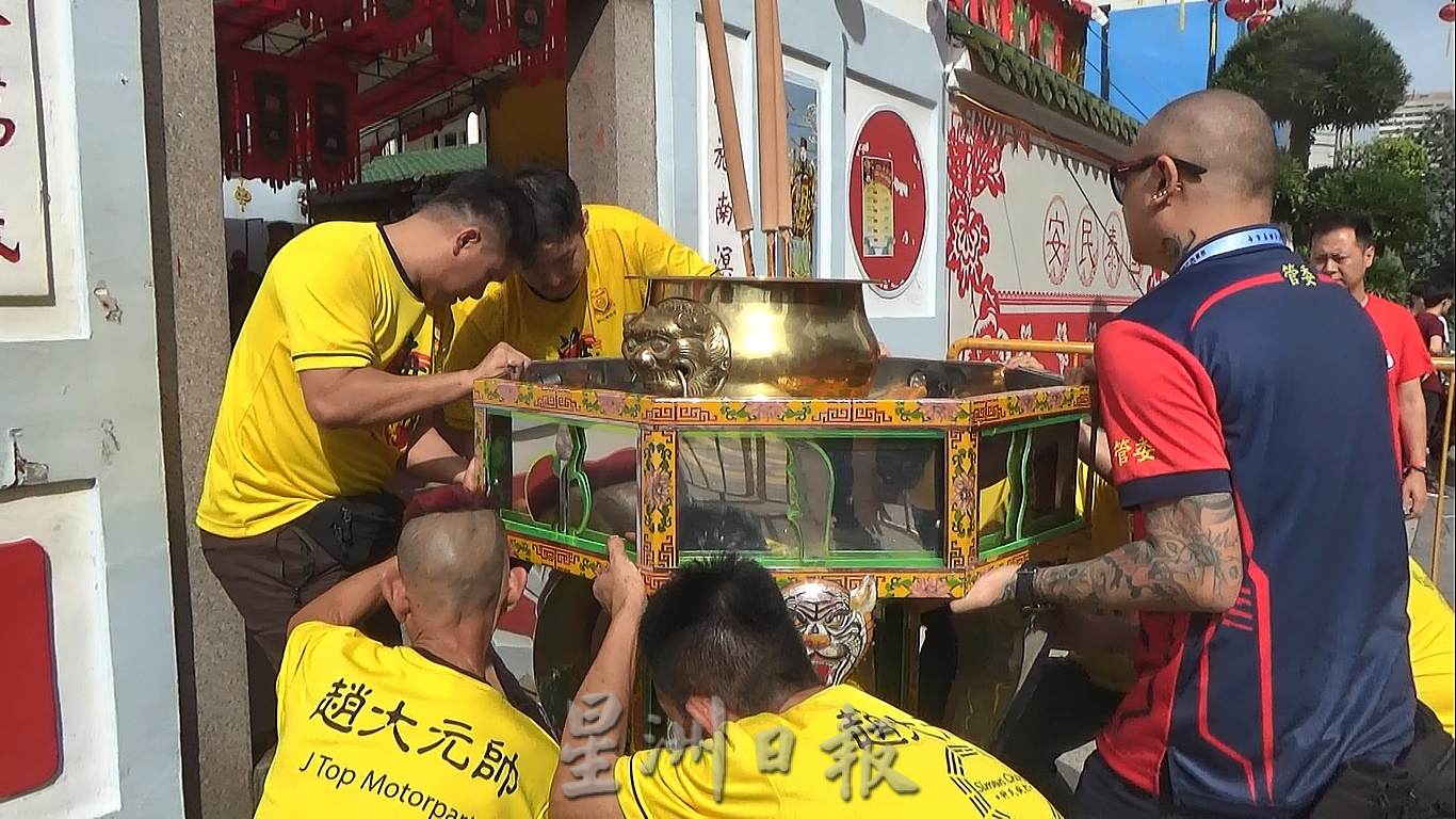 柔:【新山眼】第八集(单元2):重温柔佛古庙游神──众神身边那些事之整装待发