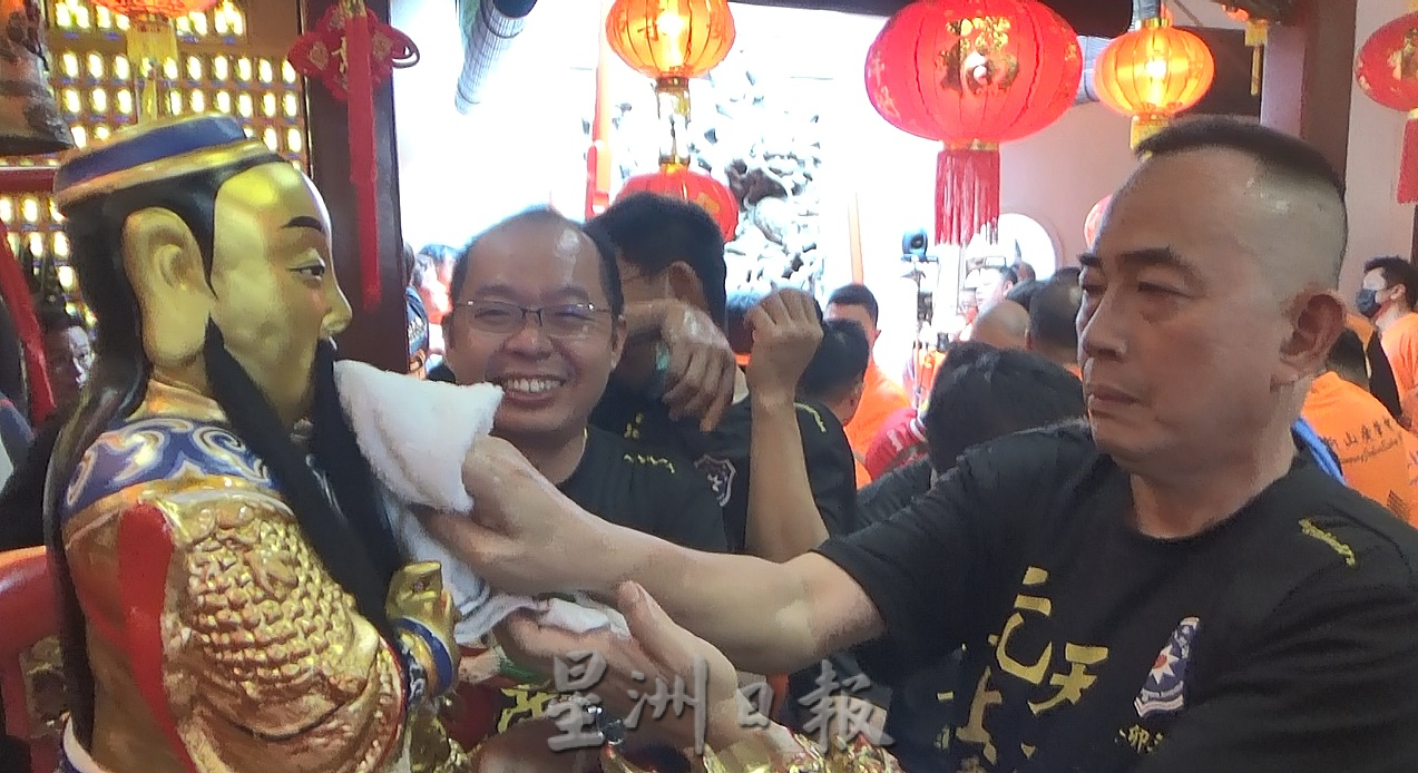 柔:【新山眼】第八集(单元2):重温柔佛古庙游神──众神身边那些事之整装待发