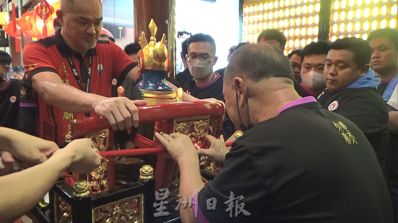 柔:【新山眼】第八集(单元2):重温柔佛古庙游神──众神身边那些事之整装待发