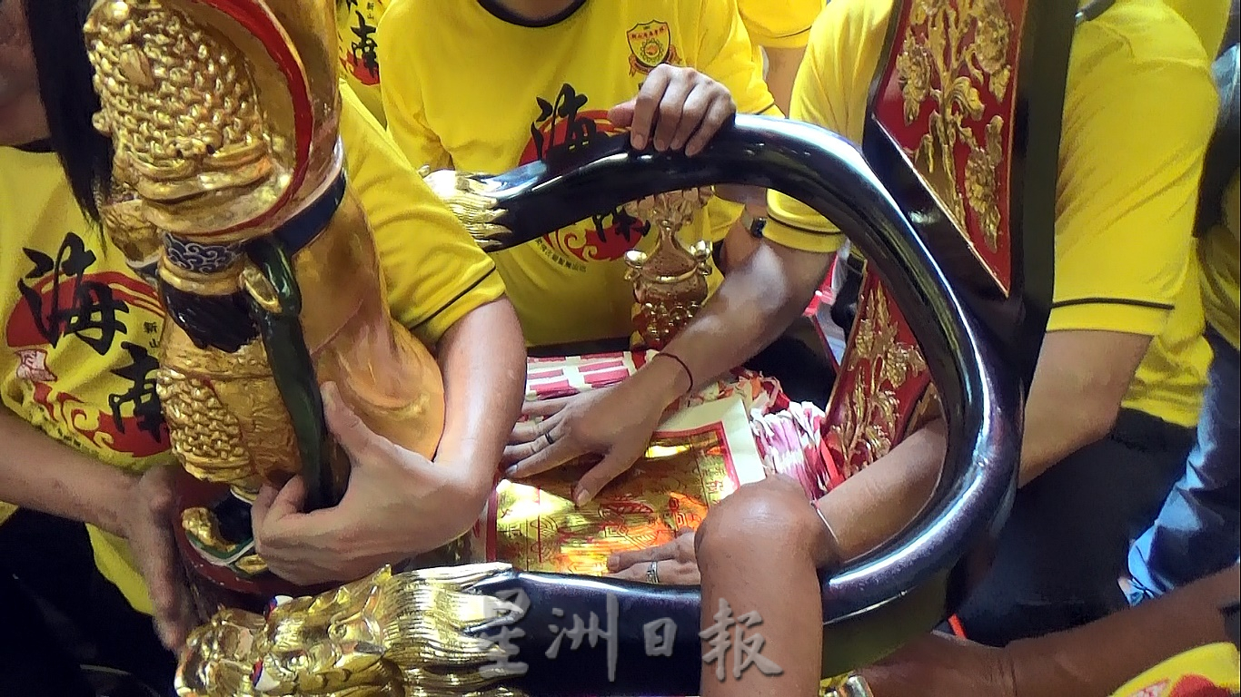 柔:【新山眼】第八集(单元2):重温柔佛古庙游神──众神身边那些事之整装待发