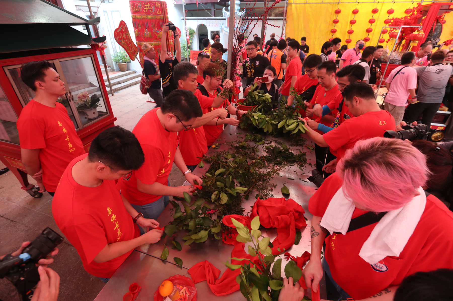 柔:封面和封底(19日刊):【新山眼】:第八集(重温柔佛古庙游神,众神身边那些事)单元1(有备无患):活动前奏:洗街备料、开路、清场,缺一不可
