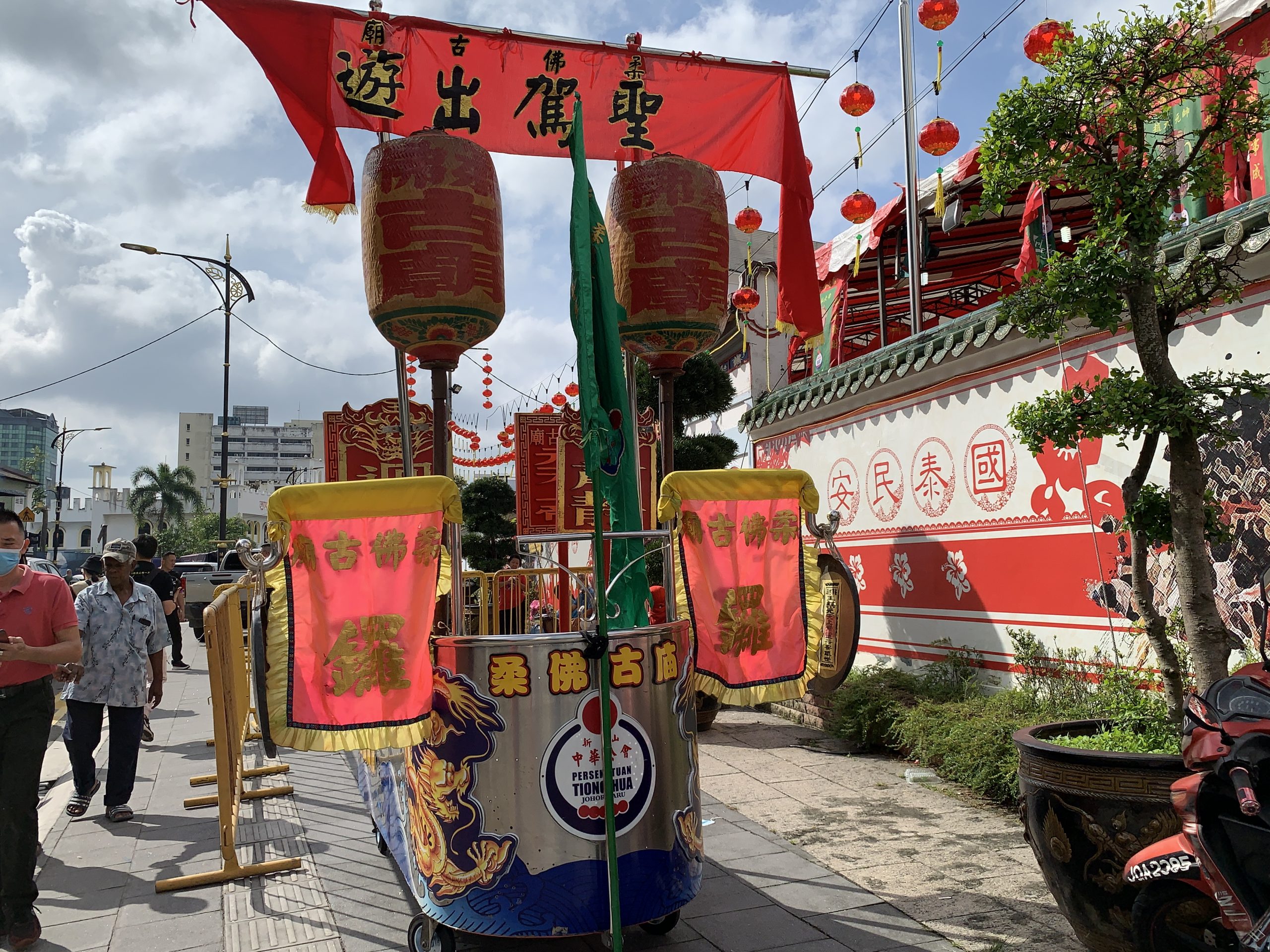 柔:封面和封底(19日刊):【新山眼】:第八集(重温柔佛古庙游神,众神身边那些事)单元1(有备无患):活动前奏:洗街备料、开路、清场,缺一不可