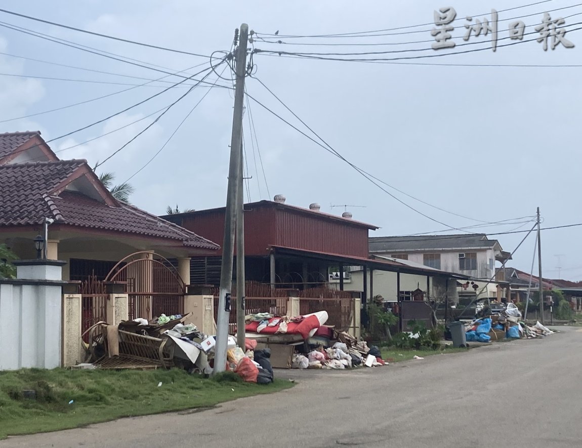 柔:彭学良:仅清理了不足20% 官民须合作清理水灾垃圾