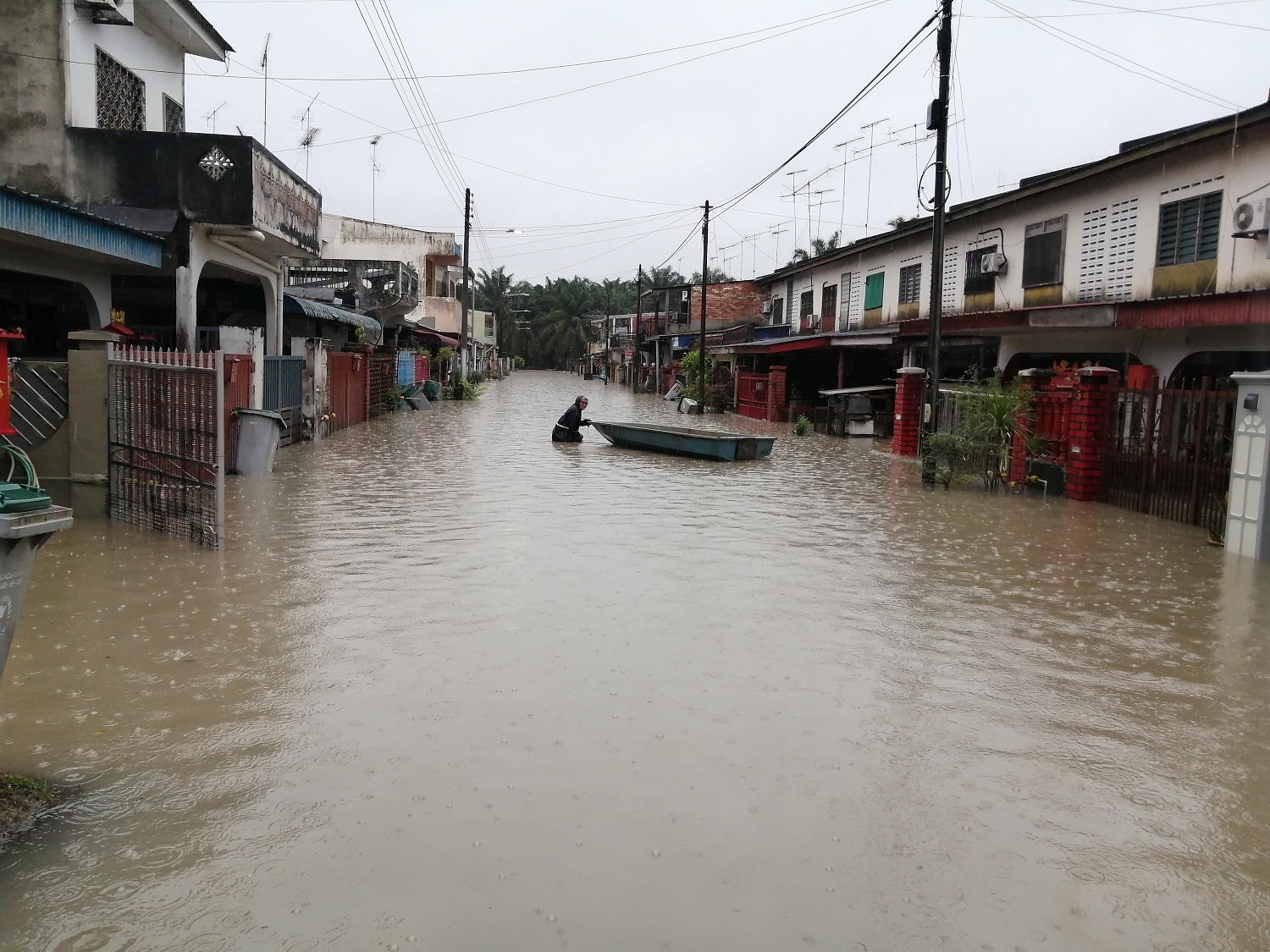 柔:新闻: 拉央拉央多处水患 出动船只赈救灾民