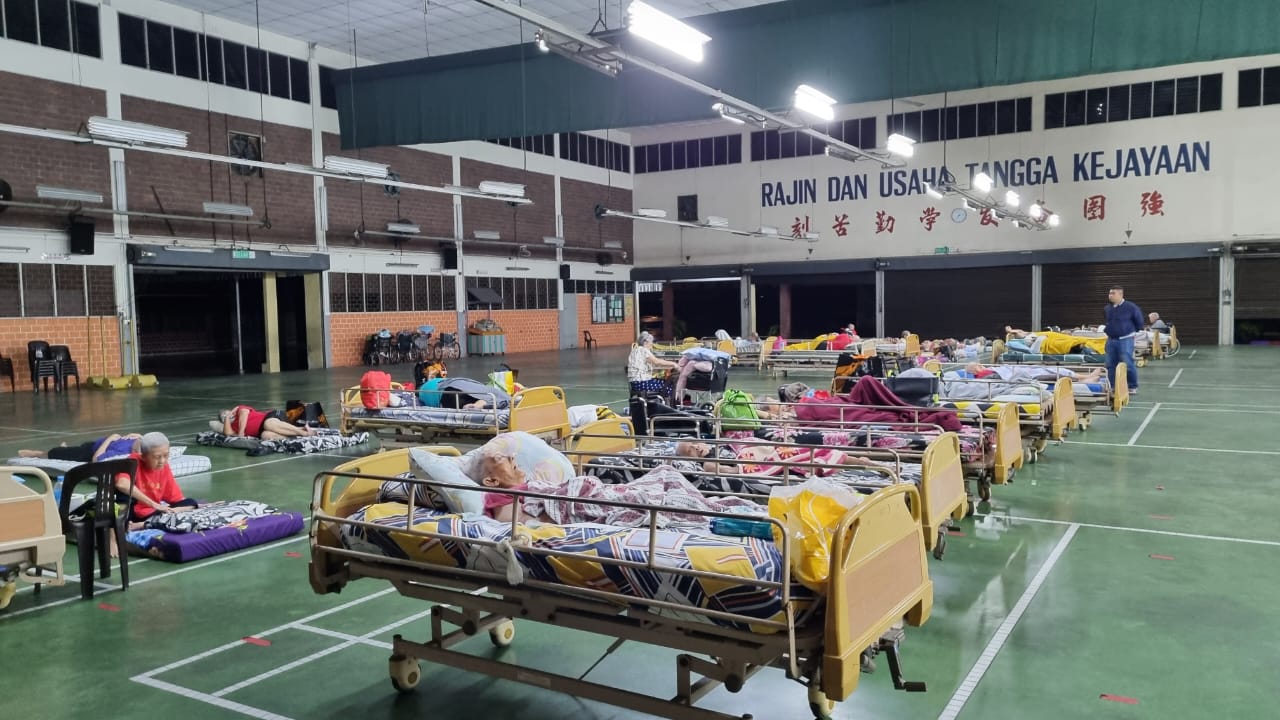柔:新闻:今年二度遭水劫 三保坛安老院38人漏夜疏散