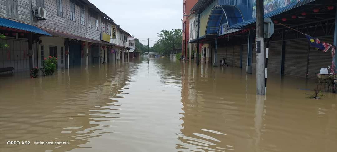 柔：新闻：大涨潮加河水涌下  班卒变水乡