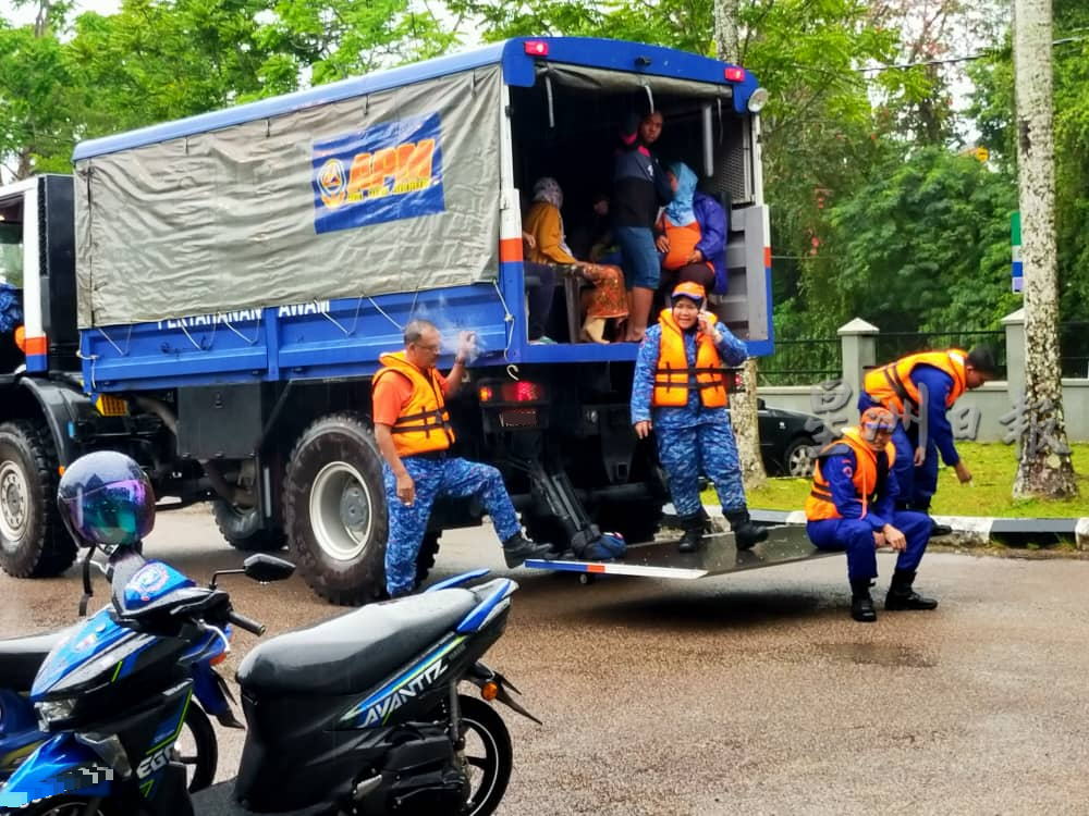 巴莪4甘榜沦陷 百余名水灾灾黎被疏散