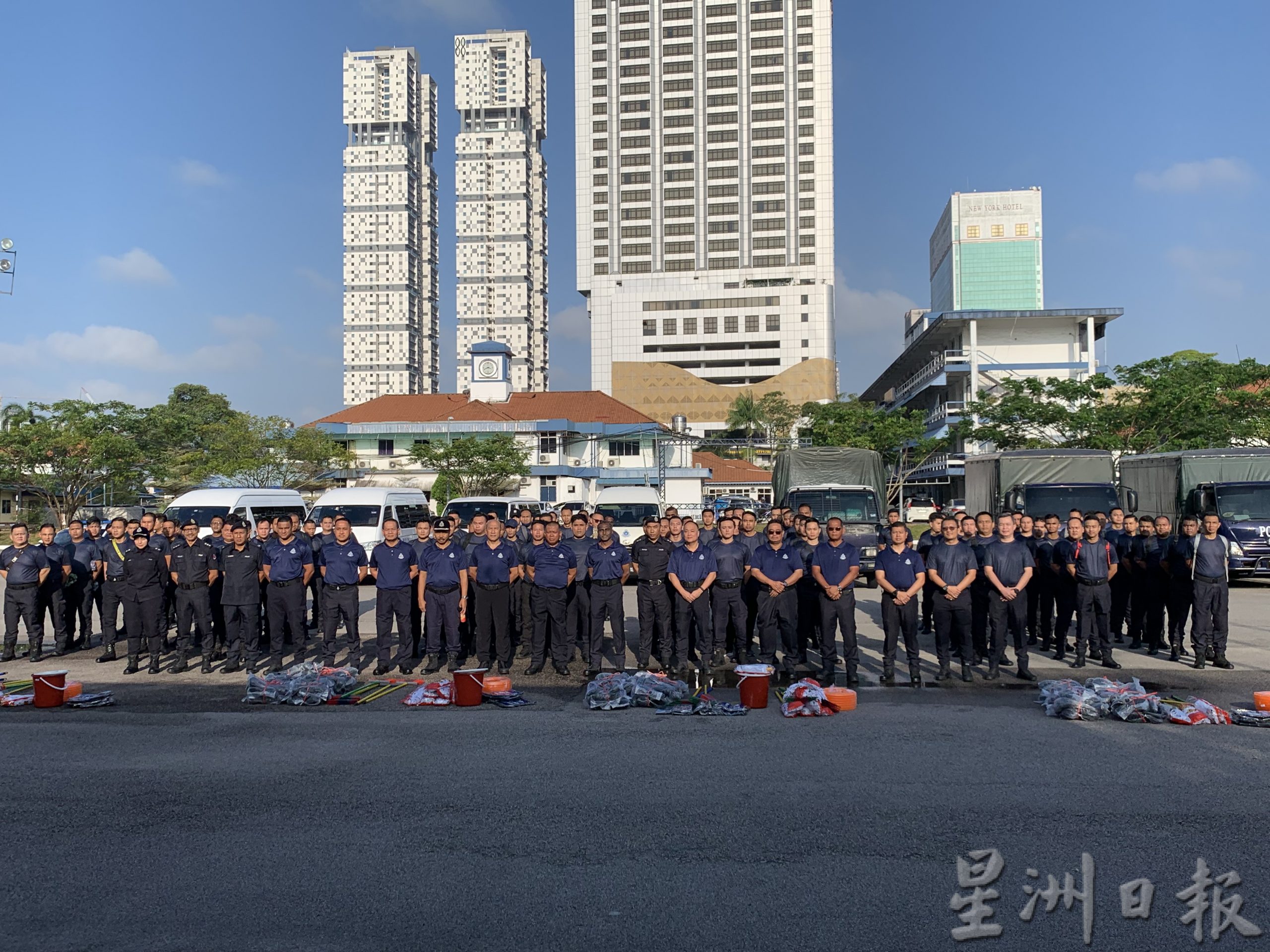 柔:新闻:柔150警察往銮灾区献力 助同僚邻里清理家园