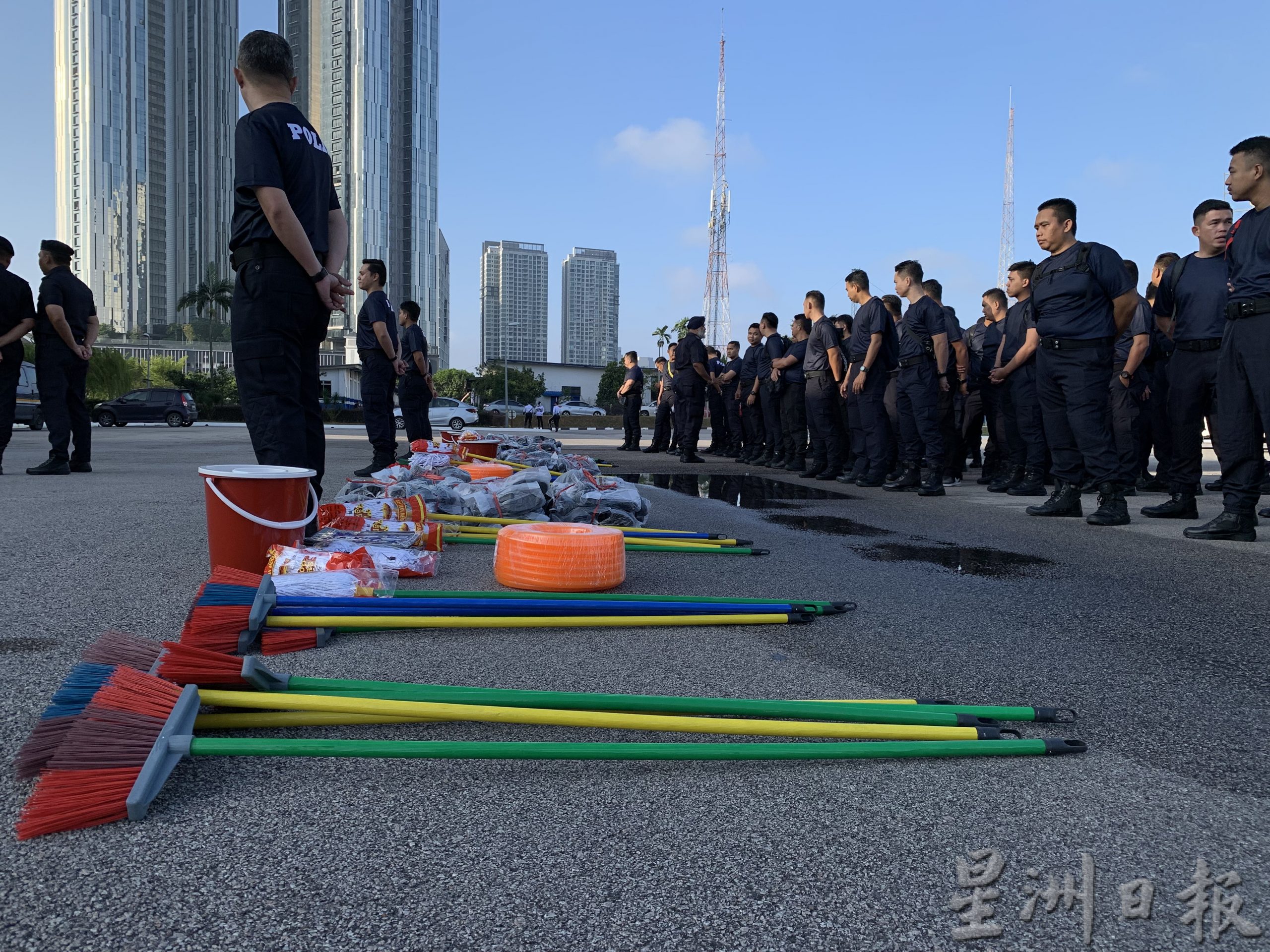 柔:新闻:柔150警察往銮灾区献力 助同僚邻里清理家园