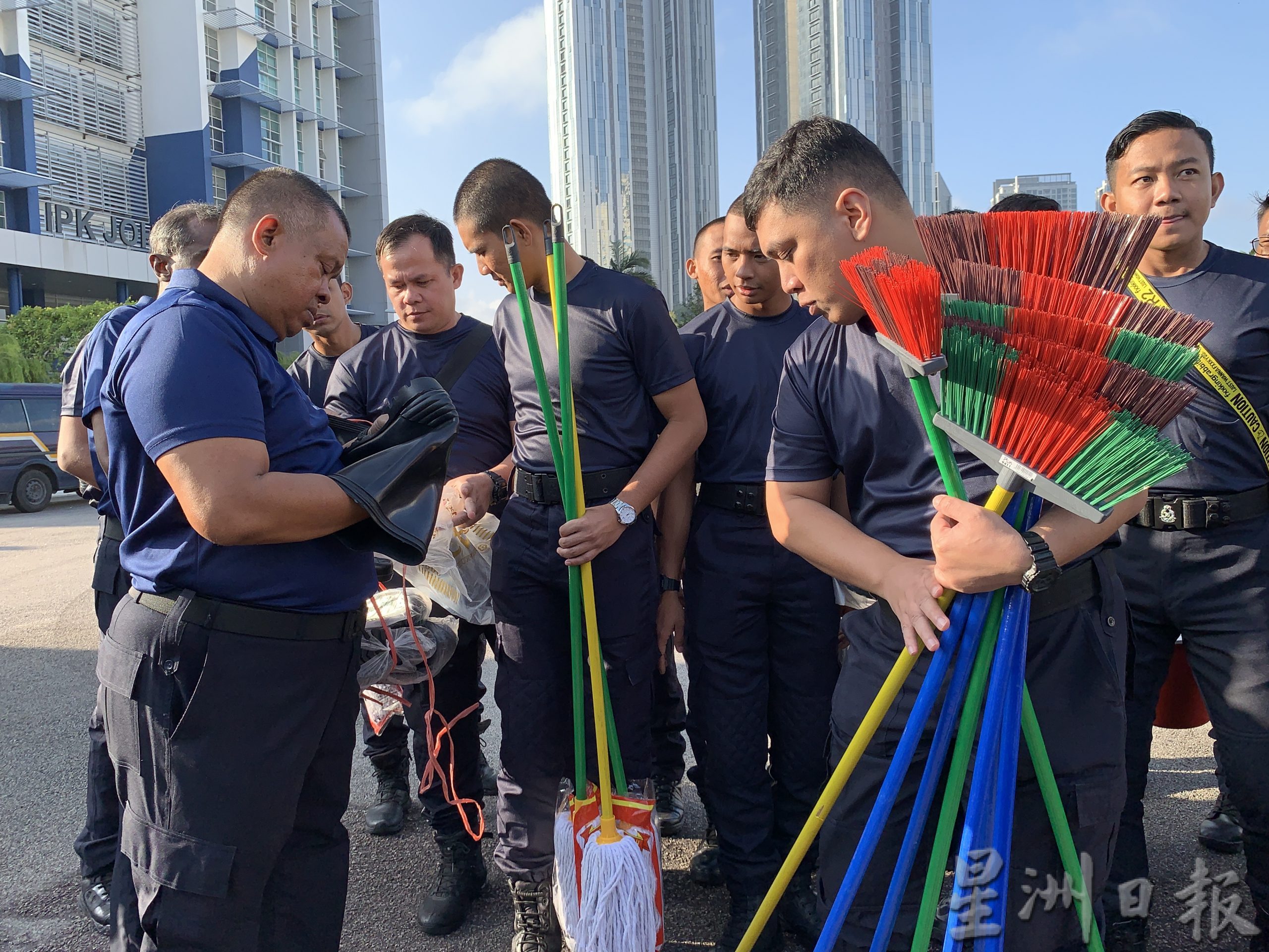 柔:新闻:柔150警察往銮灾区献力 助同僚邻里清理家园