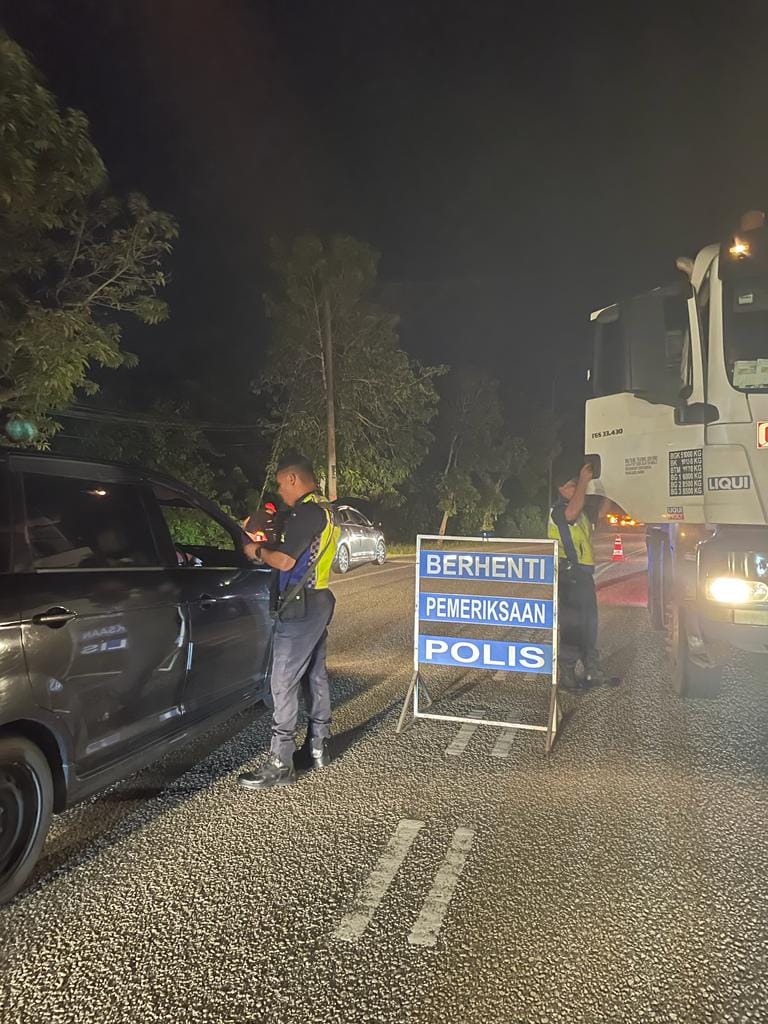 警局长亲自深夜带队设路障 查127汽车发1罚单