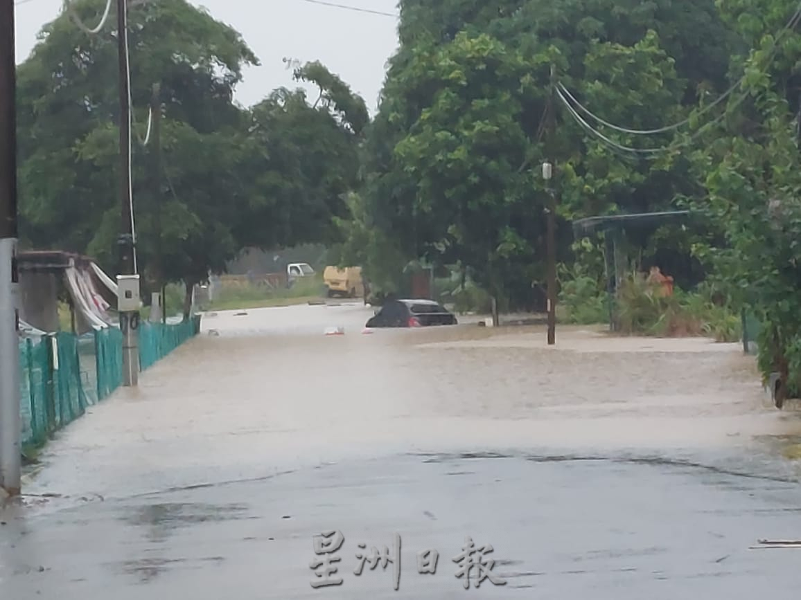 柔:新闻:銮多地陷汪洋之中 甘榜马来由也淹了