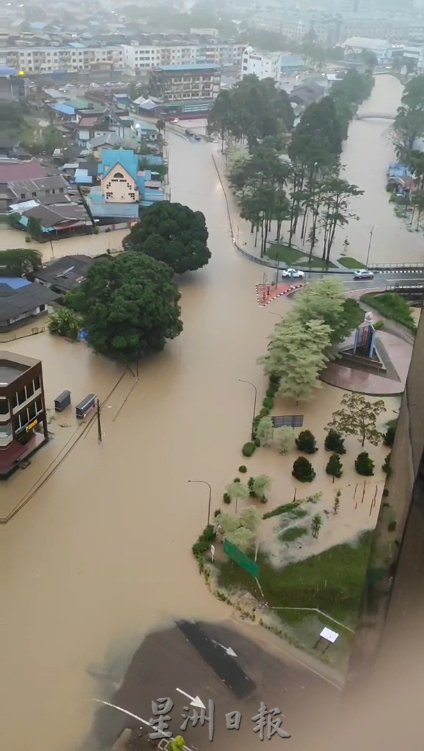 柔:新闻:銮多地陷汪洋之中 甘榜马来由也淹了