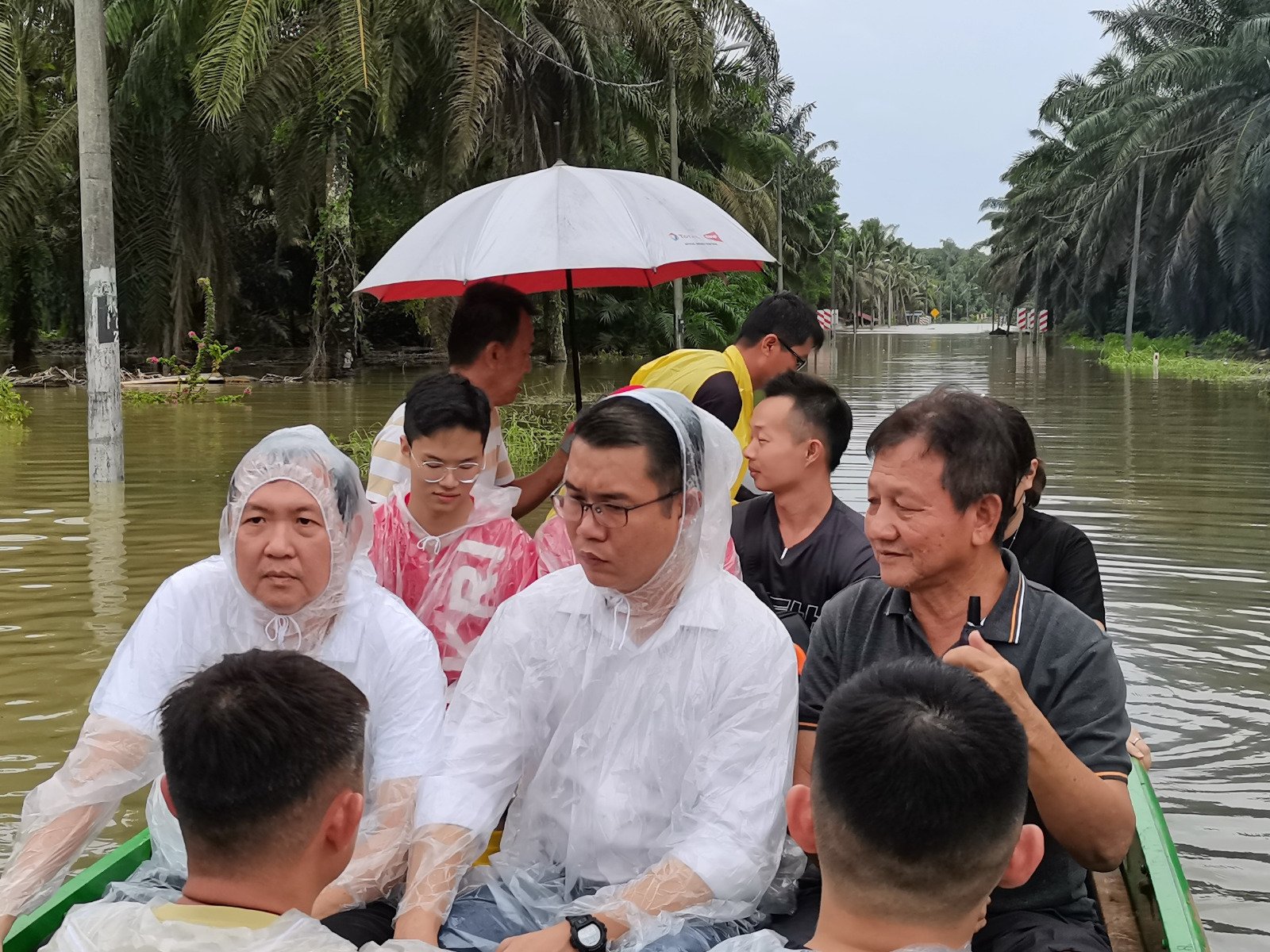 柔:新闻:陈泓宾与团队进入岭嘉灾区派发物资