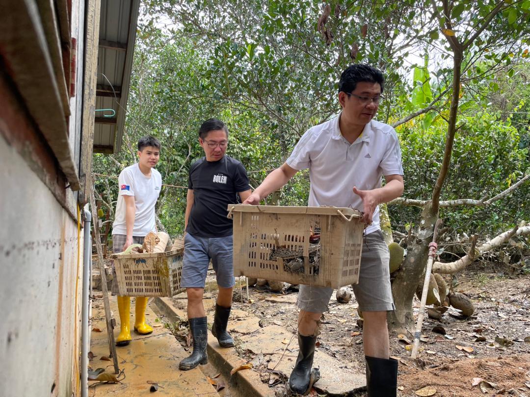 柔:柔北多个灾区退水 行动党逾350志工助清洗