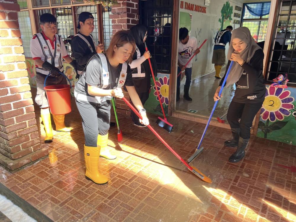 柔:柔北多个灾区退水 行动党逾350志工助清洗