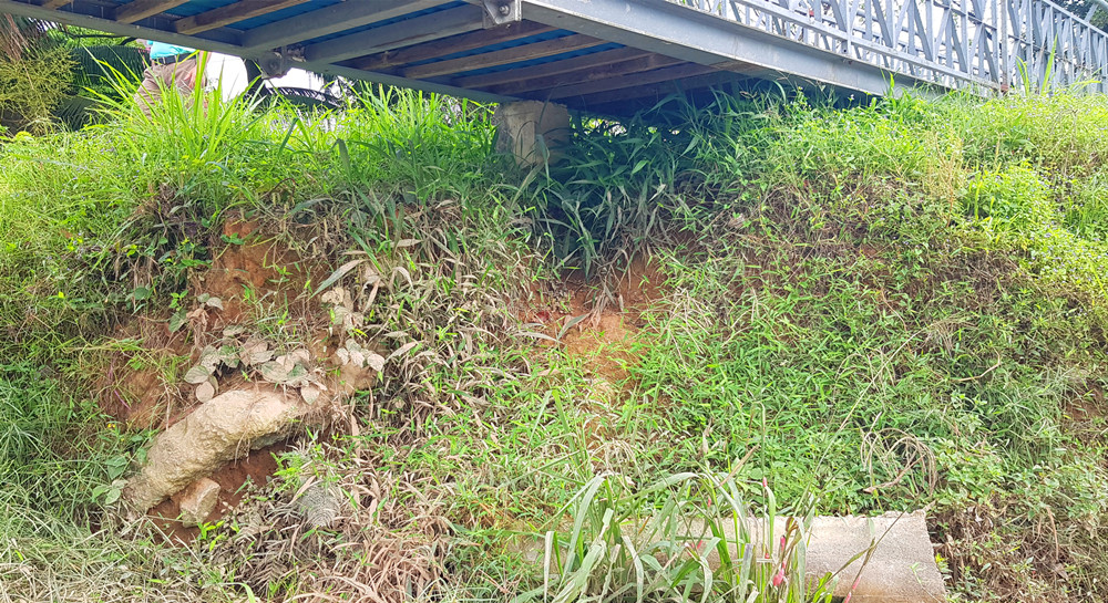 柔:版头之一:新闻:古来21哩缓冲池行人桥失修