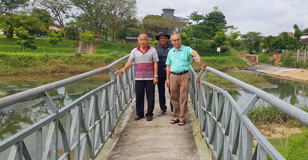 柔:版头之一:新闻:古来21哩缓冲池行人桥失修