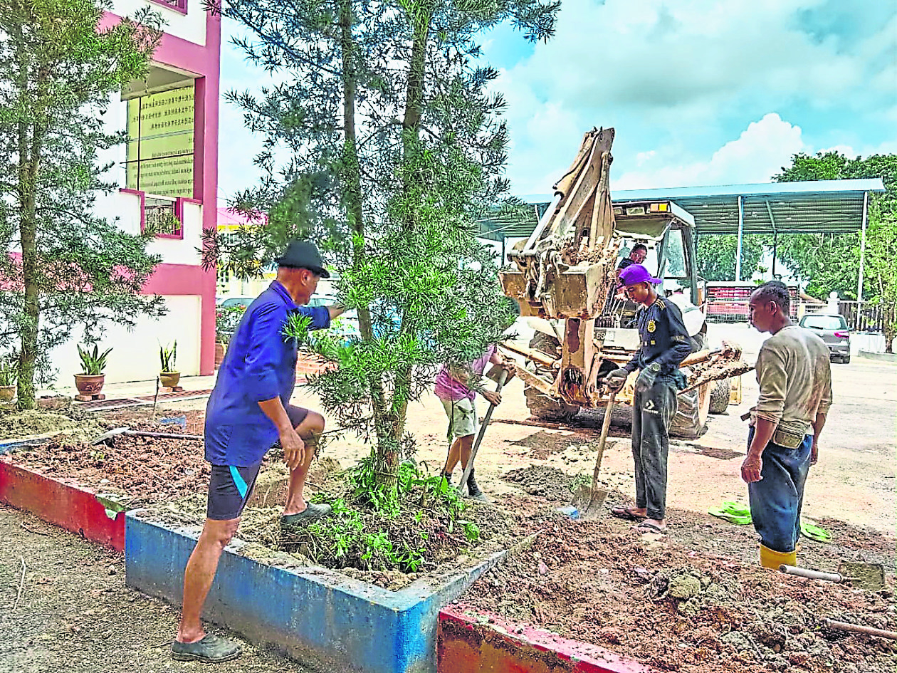 柔:第二版头条:善心美事:欧金全回母校当义工