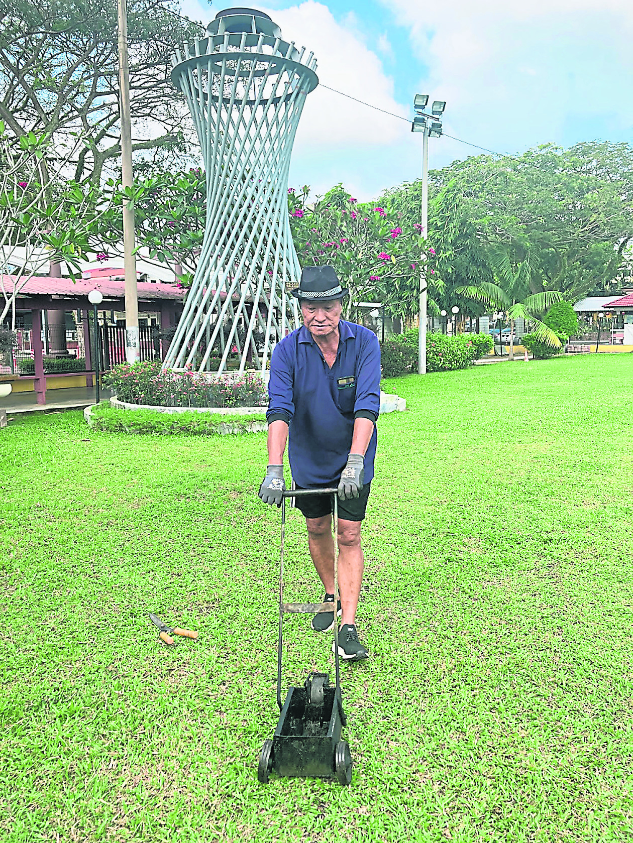 柔:第二版头条:善心美事:欧金全回母校当义工