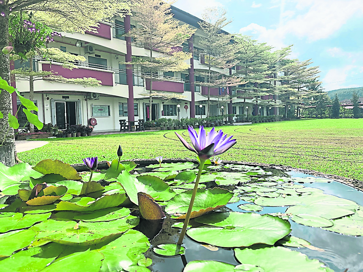 柔:第二版头条:善心美事:欧金全回母校当义工