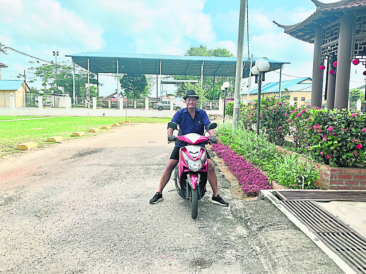 柔:第二版头条:善心美事:欧金全回母校当义工