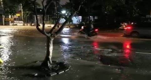 柔:避兰东新村部分路段淹水 居民盼关注清理河床
