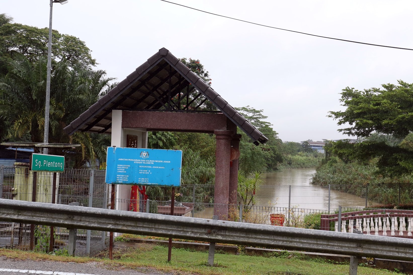 柔:避兰东新村部分路段淹水 居民盼关注清理河床