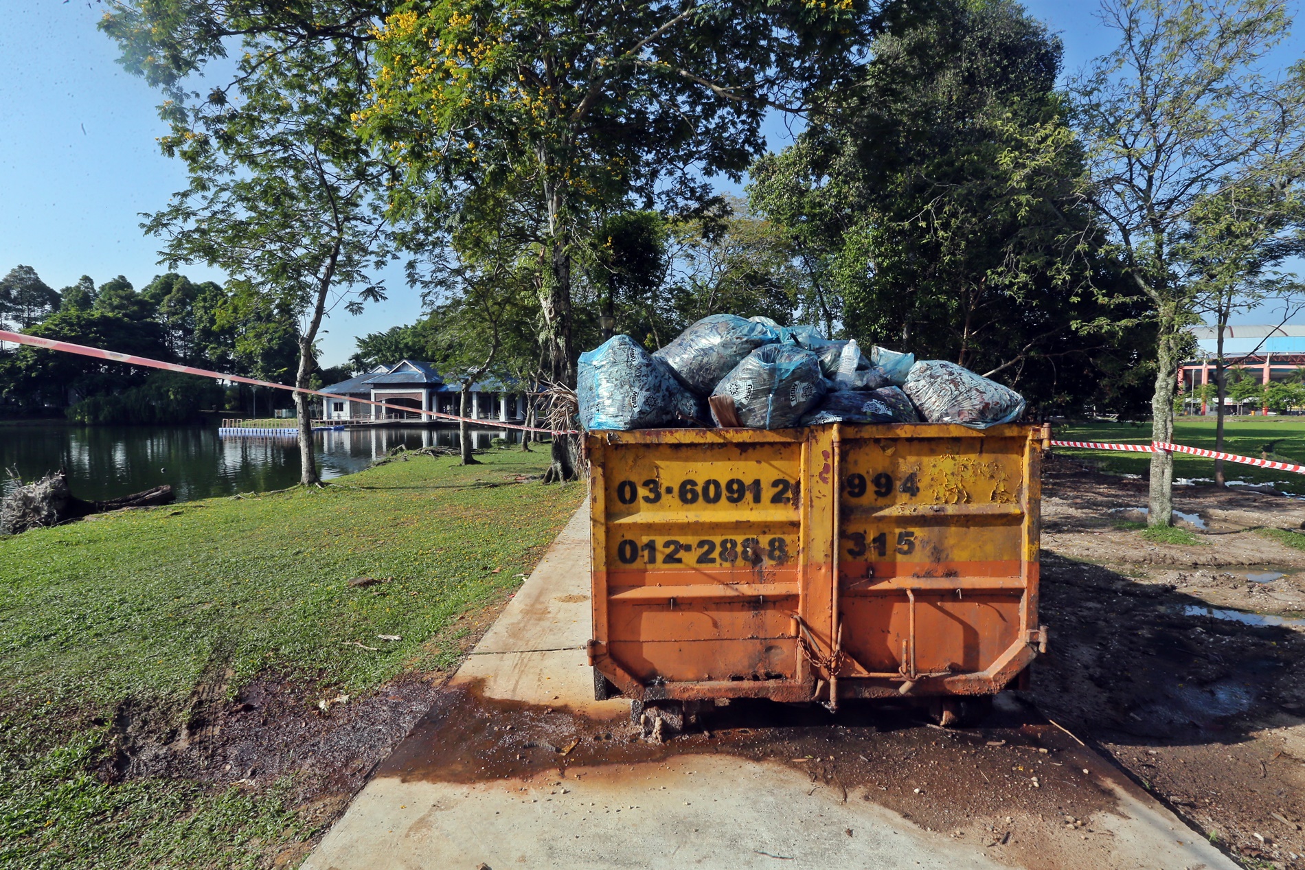 格拉那再也城市公园 逾半月清不完浮萍