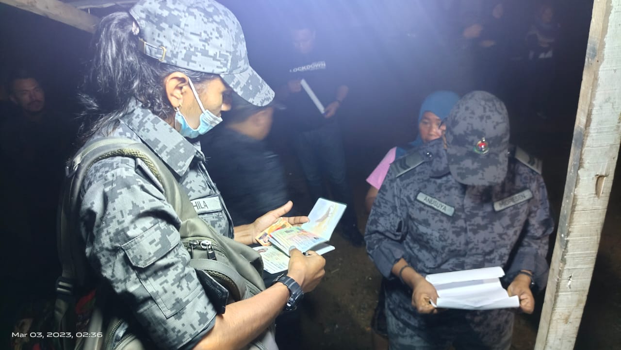 森又发现外劳村！定居点崎岖陡峭，执法员徒步1公里捕32人