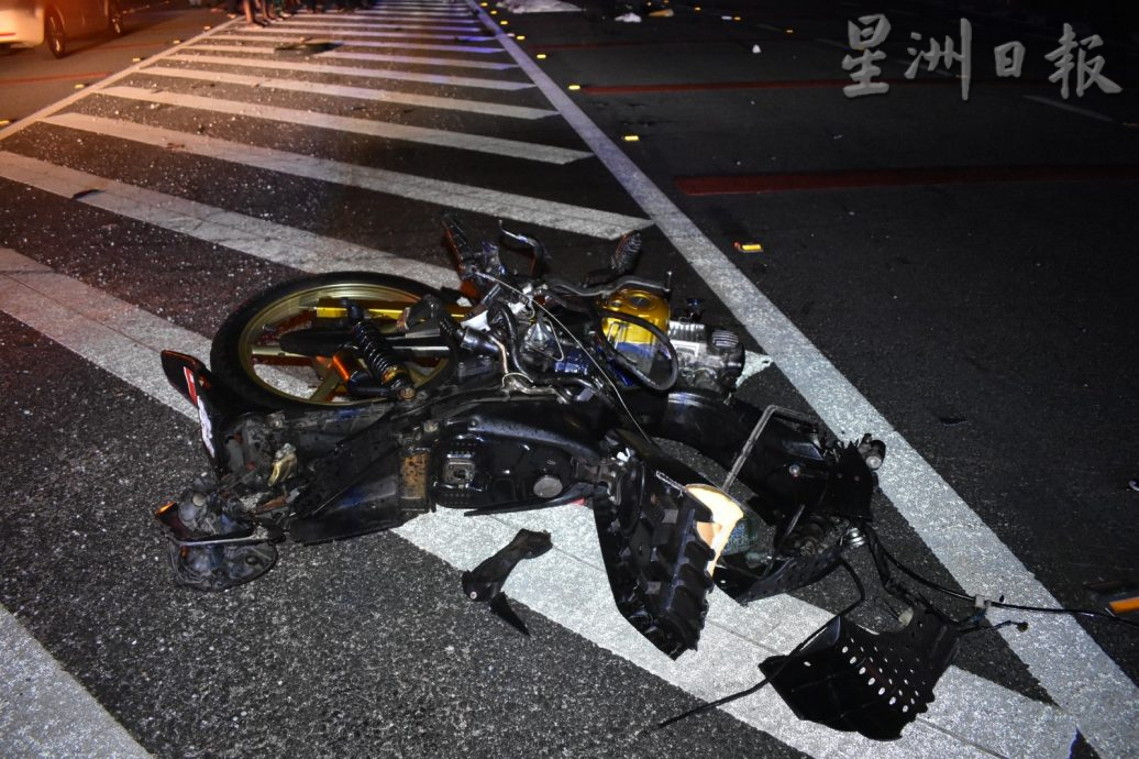 槽车疑U转 摩托车闪避不及酿2死